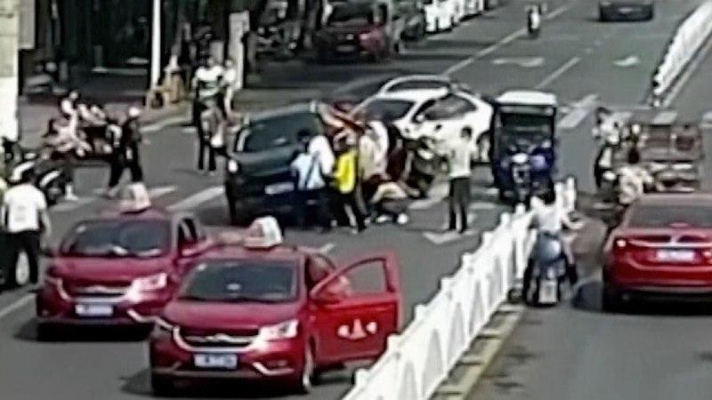 دو تصادف شدید اسکوترسوار ناشی در کمتر از 20 ثانیه! فیلم دو تصادف شدید اسکوترسوار ناشی در کمتر از 20 ثانیه!