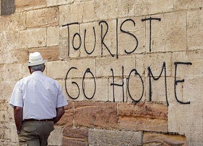 اُوِرتوریسم در صنعت گردشگری چیست و چه راه حلی دارد؟