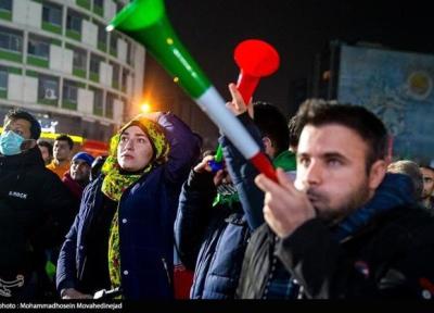تصاویر تماشای بازی ایران و آمریکا در میدان ولیعصر ، همنشینی پاکبان ها و مردم در لحظات پر اضطراب