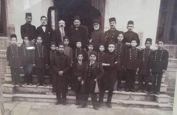 کارنامه تحصیلی احمدشاه قاجار؛ تاریخ 6 و نقاشی 5